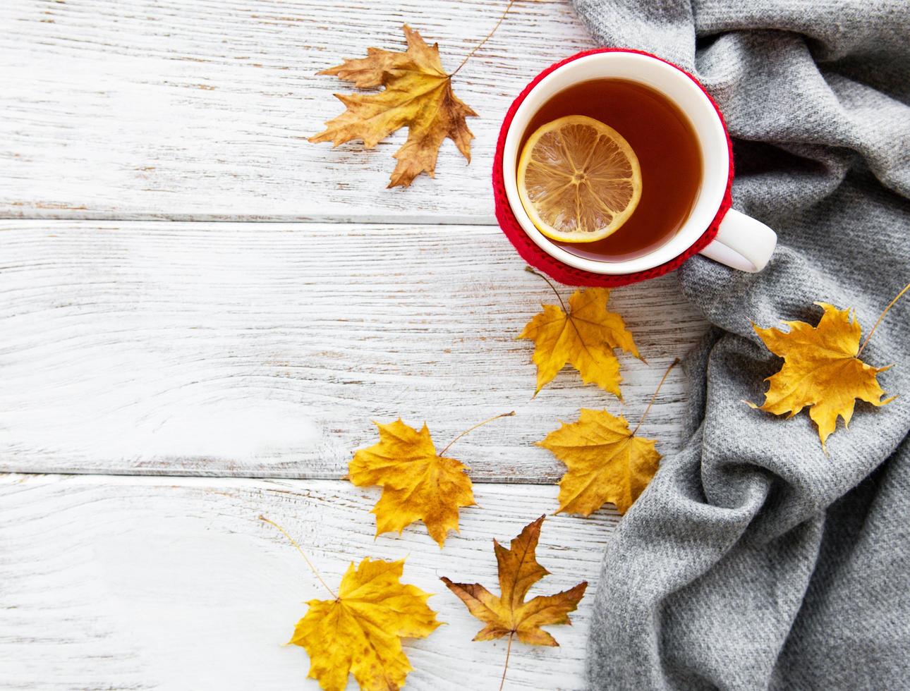 herfst plat leggen met kopje thee en bladeren foto
