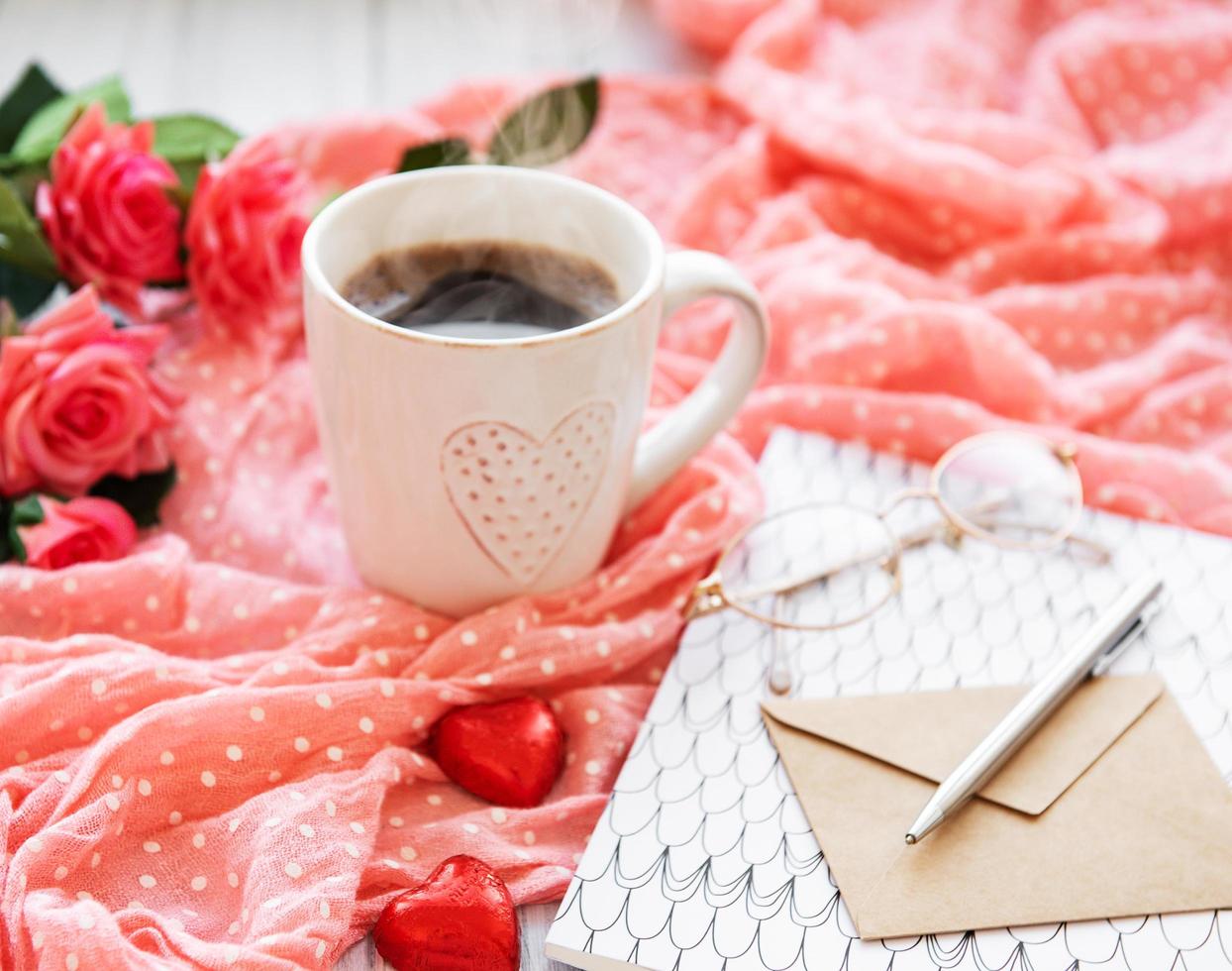 kopje koffie met chicolate snoep foto