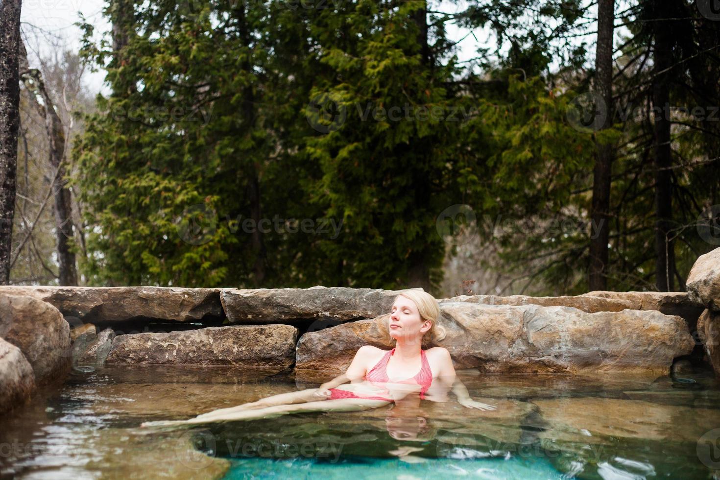 jonge vrouw ontspannen in een nordic spa foto