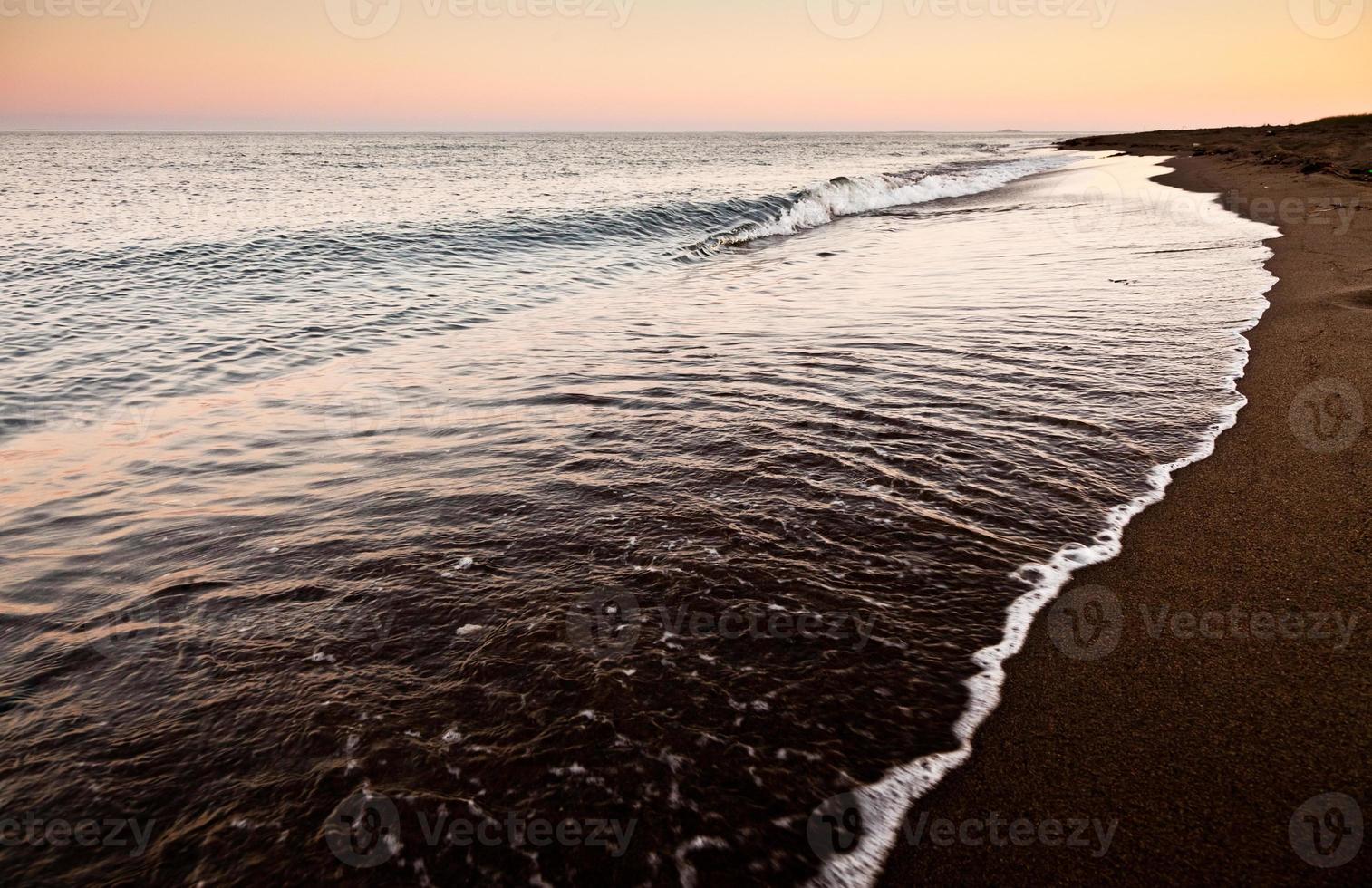 de zee met zonsondergang foto