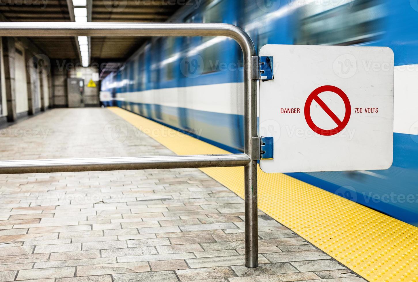 bewegende metro en bewegingsonscherpte met veiligheidsverbodsteken. foto