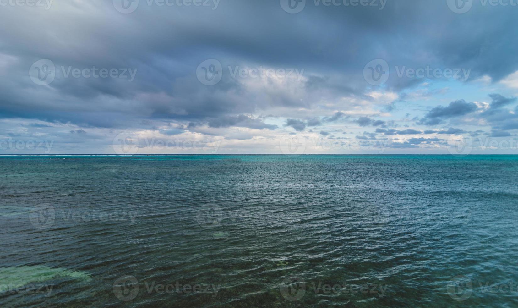 bewolkte Caribische lucht en koralen vanuit een verhoogd uitzicht in san andres foto