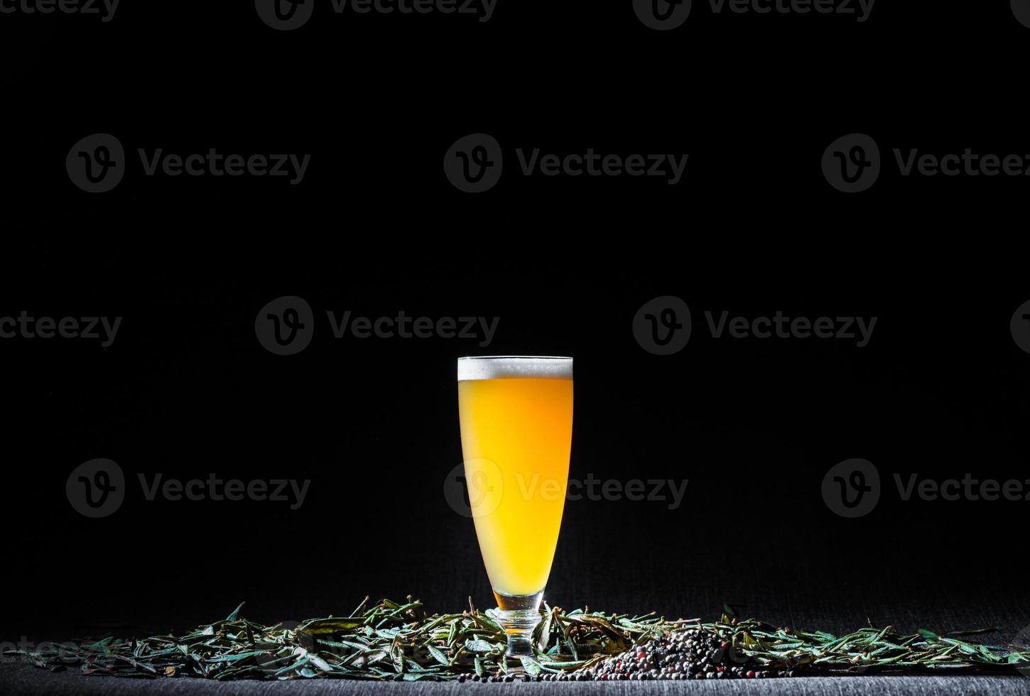 pittig huis hazy brew bier met peper en labrador thee foto