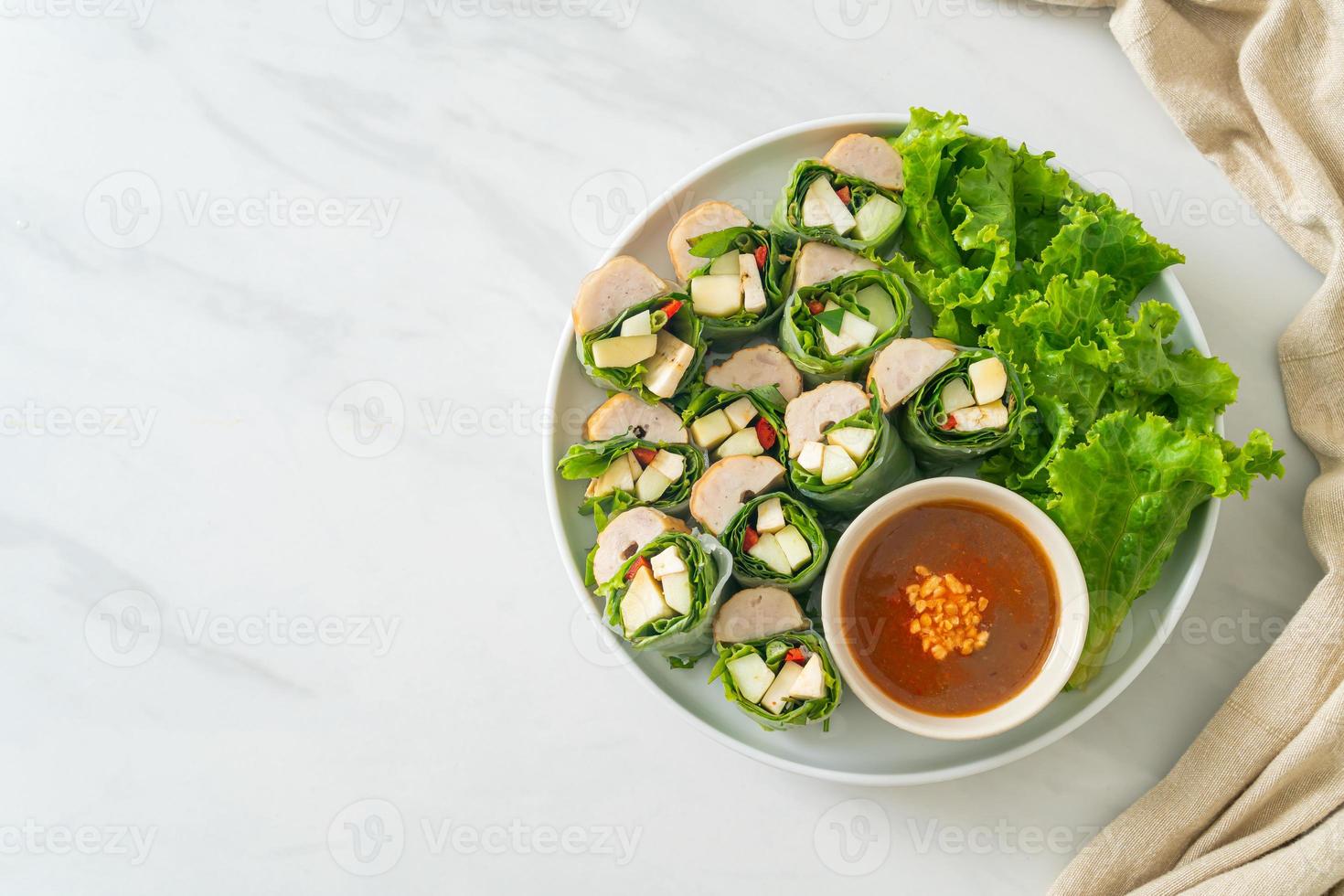 Vietnamese gehaktbal wrap of Vietnamese salade roll of namnueng of nem nuong foto