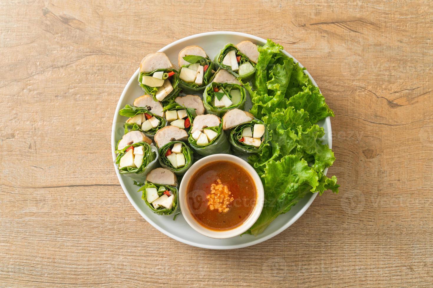 Vietnamese gehaktbal wrap of Vietnamese salade roll of namnueng of nem nuong foto