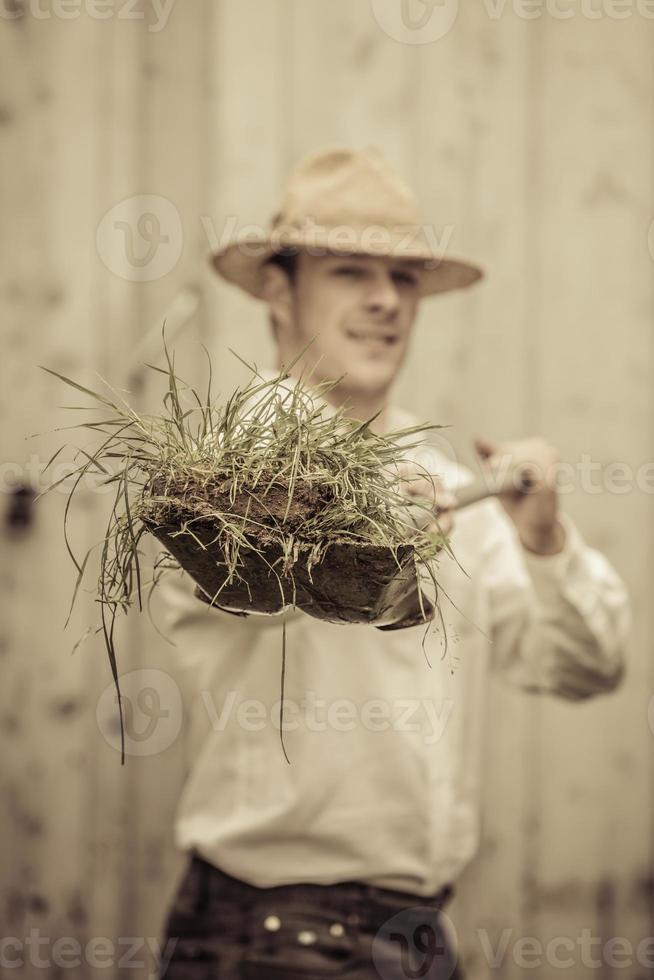 boer met een schop vol gras foto