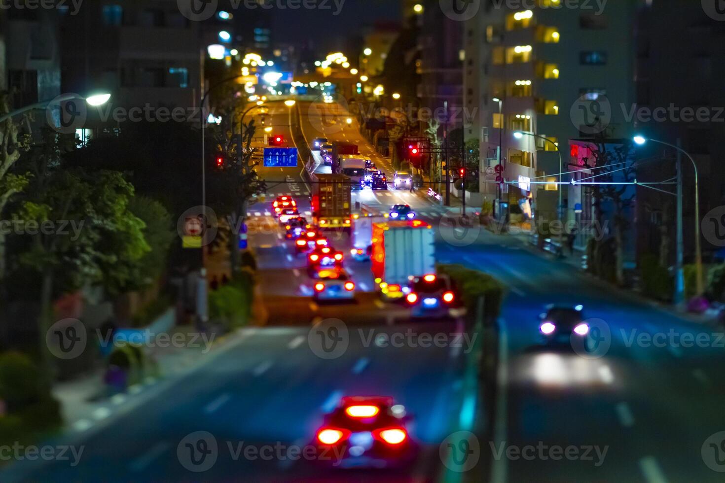 een nacht miniatuur verkeer jam Bij de downtown straat in tokyo foto