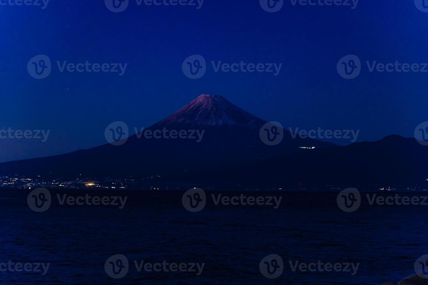 een zonsondergang mt.fuji in de buurt suruga kust in shizuoka breed schot foto