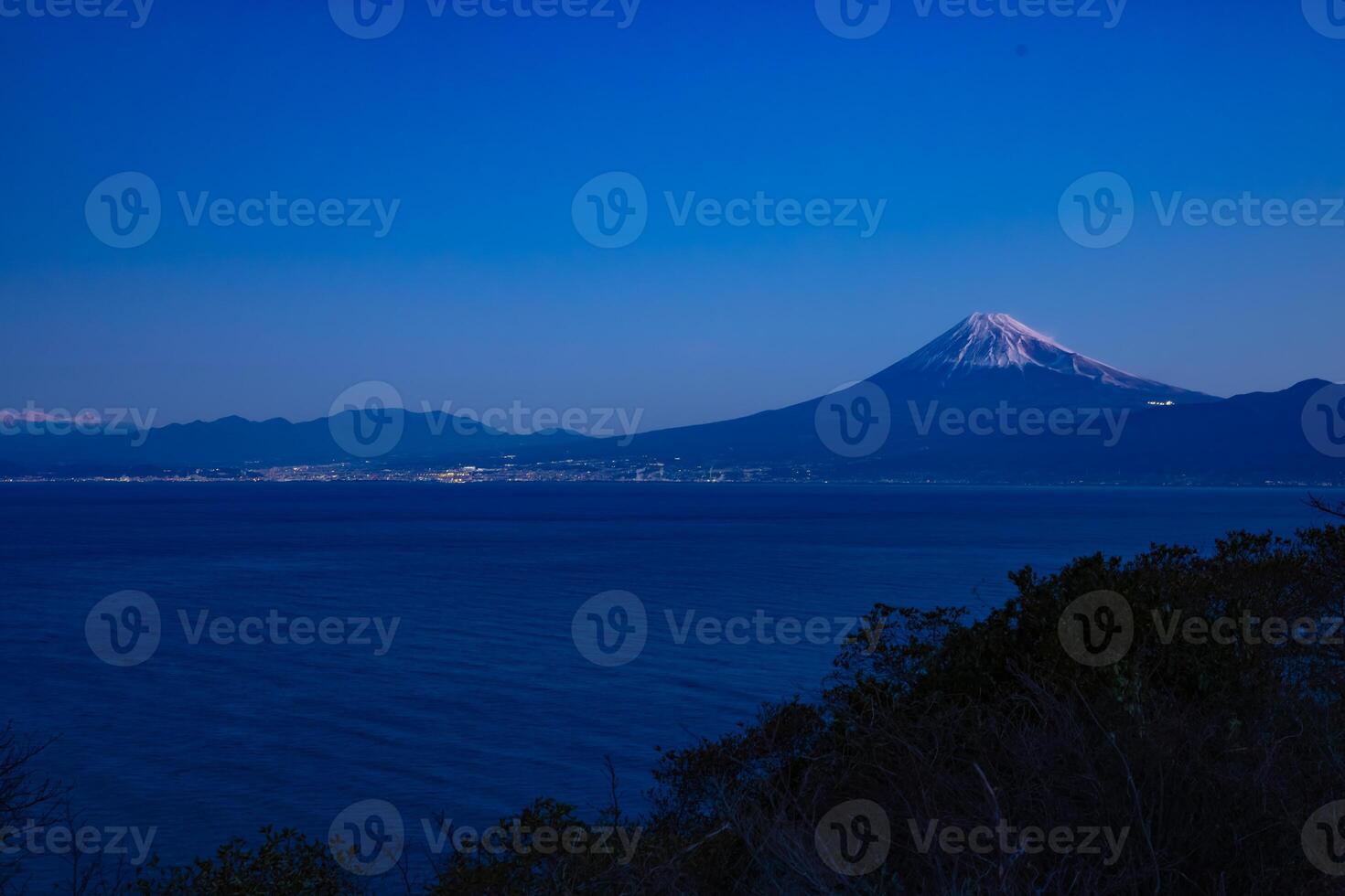 een dageraad landschap van mt fuji in de buurt suruga kust in shizuoka foto