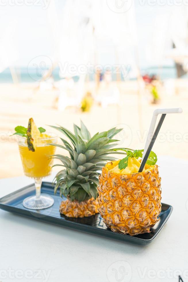 ananas smoothies met zee strand achtergrond foto