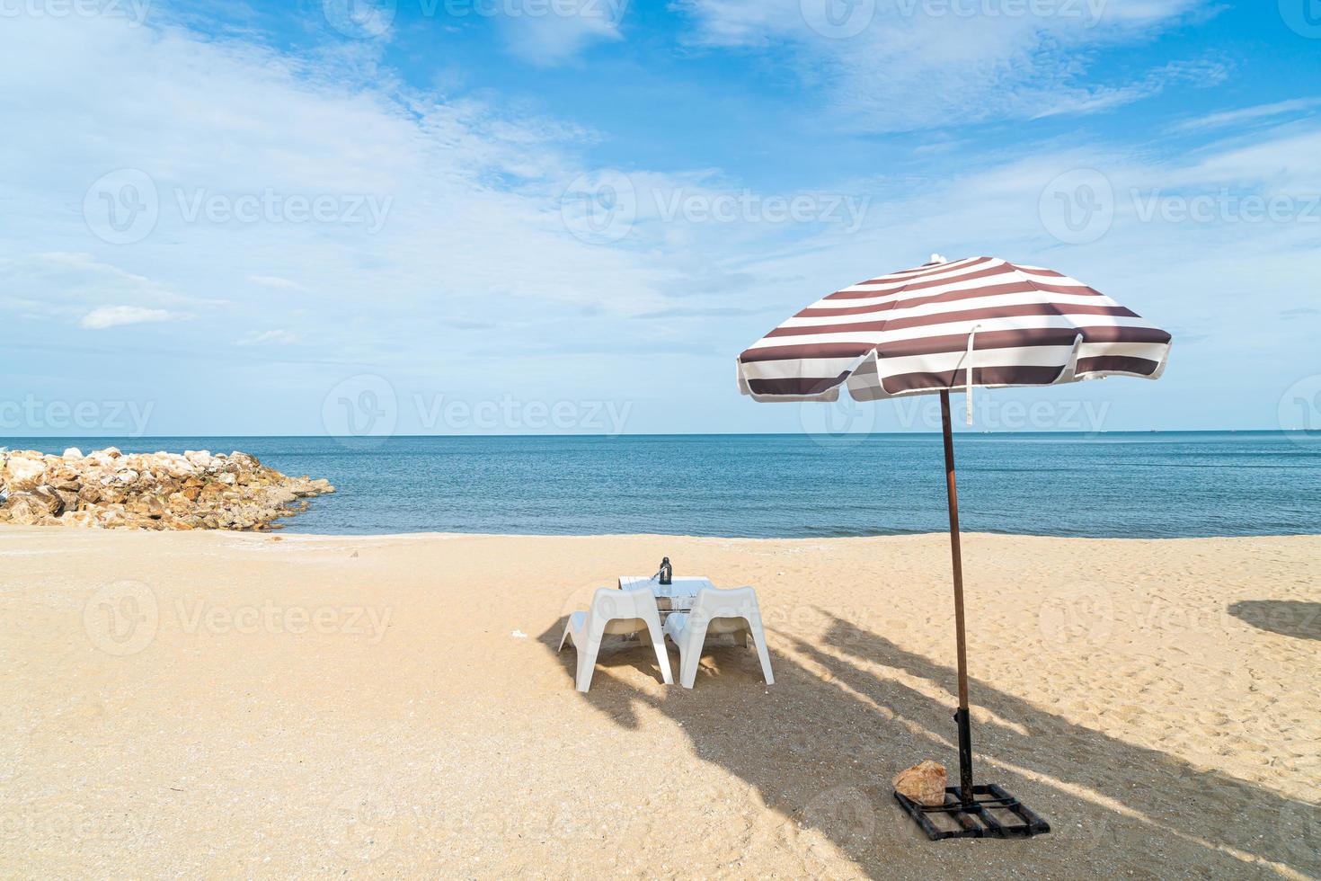 patio buiten tafel en stoel op het strand met zee strand achtergrond foto