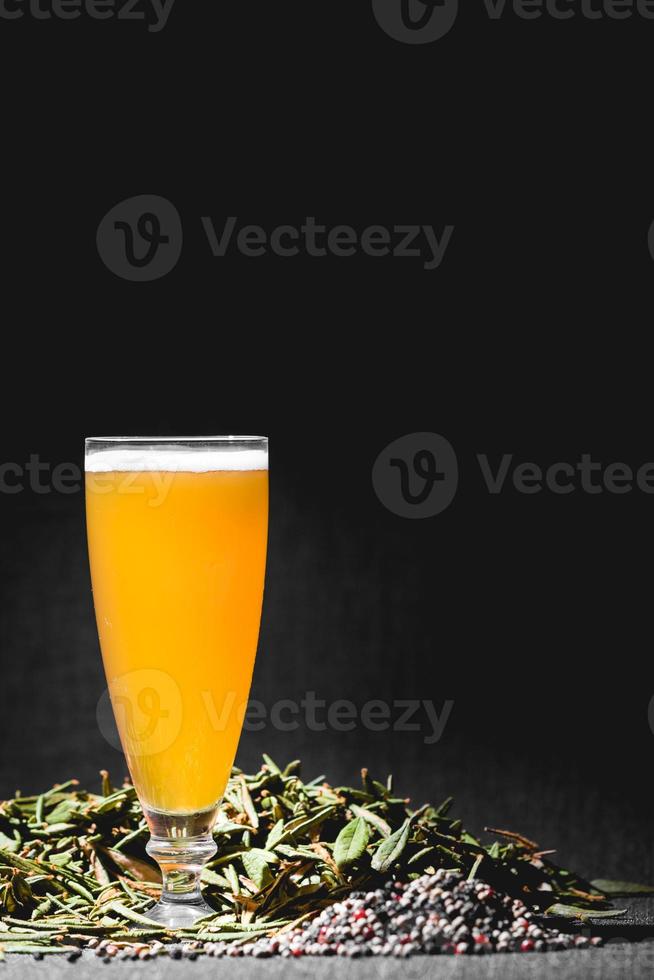 pittig huis hazy brew bier met peper en labrador thee foto
