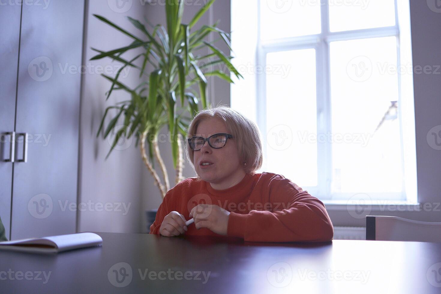 een vrouw met een onbekwaamheid drukt uit haar mening Bij een vergadering in de kantoor foto