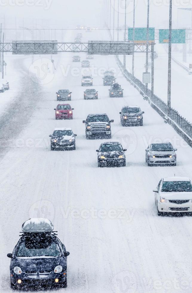 sneeuwstorm op de weg foto