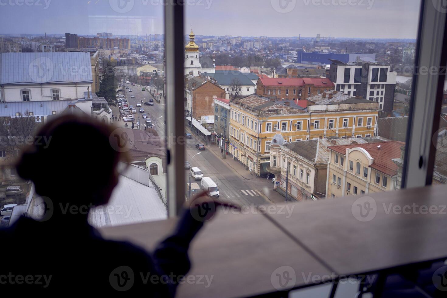 een visie van de stad van een modern werkplek, een vrouw in de voorgrond foto