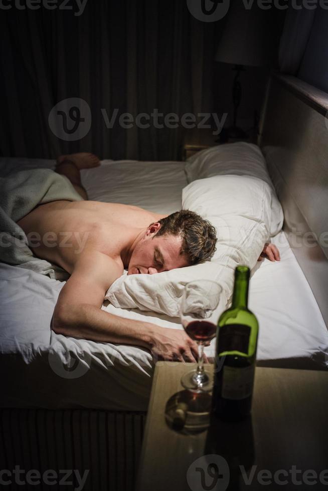 eenzame dronken man slapen foto