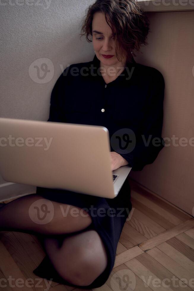 vrouw werk met laptop Aan de verdieping foto