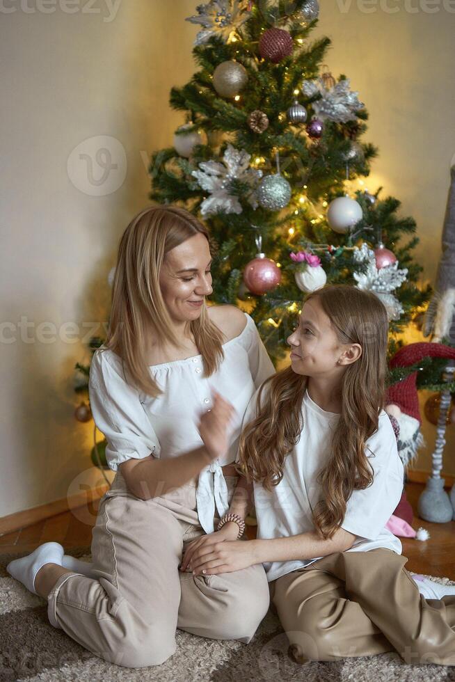 familie vieren nieuw jaar vooravond Bij huis foto