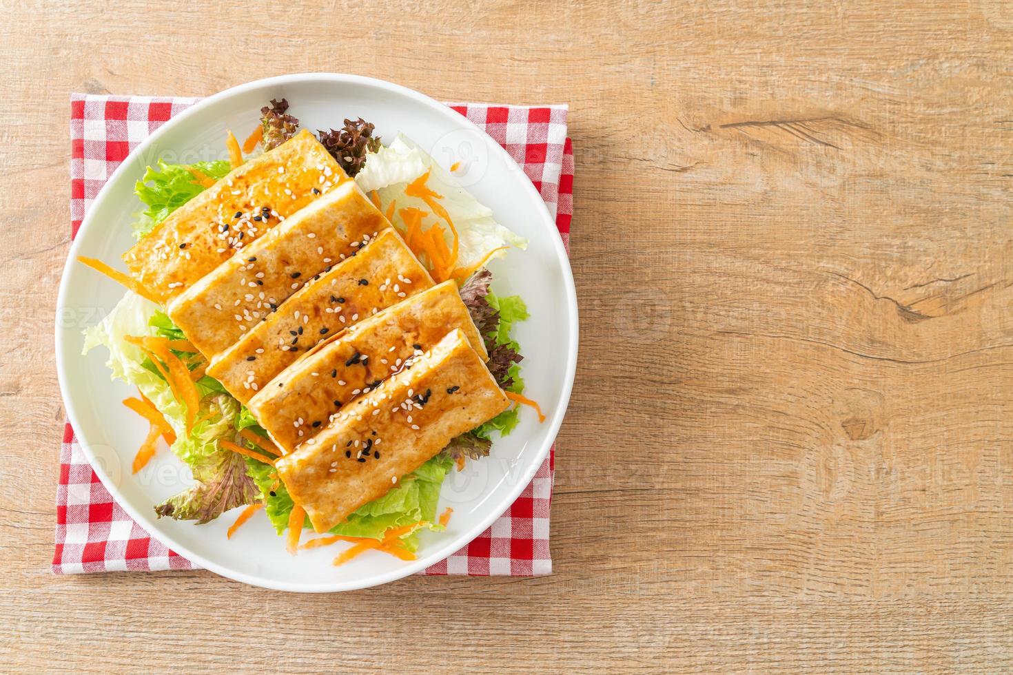 teriyaki tofu salade met sesam foto