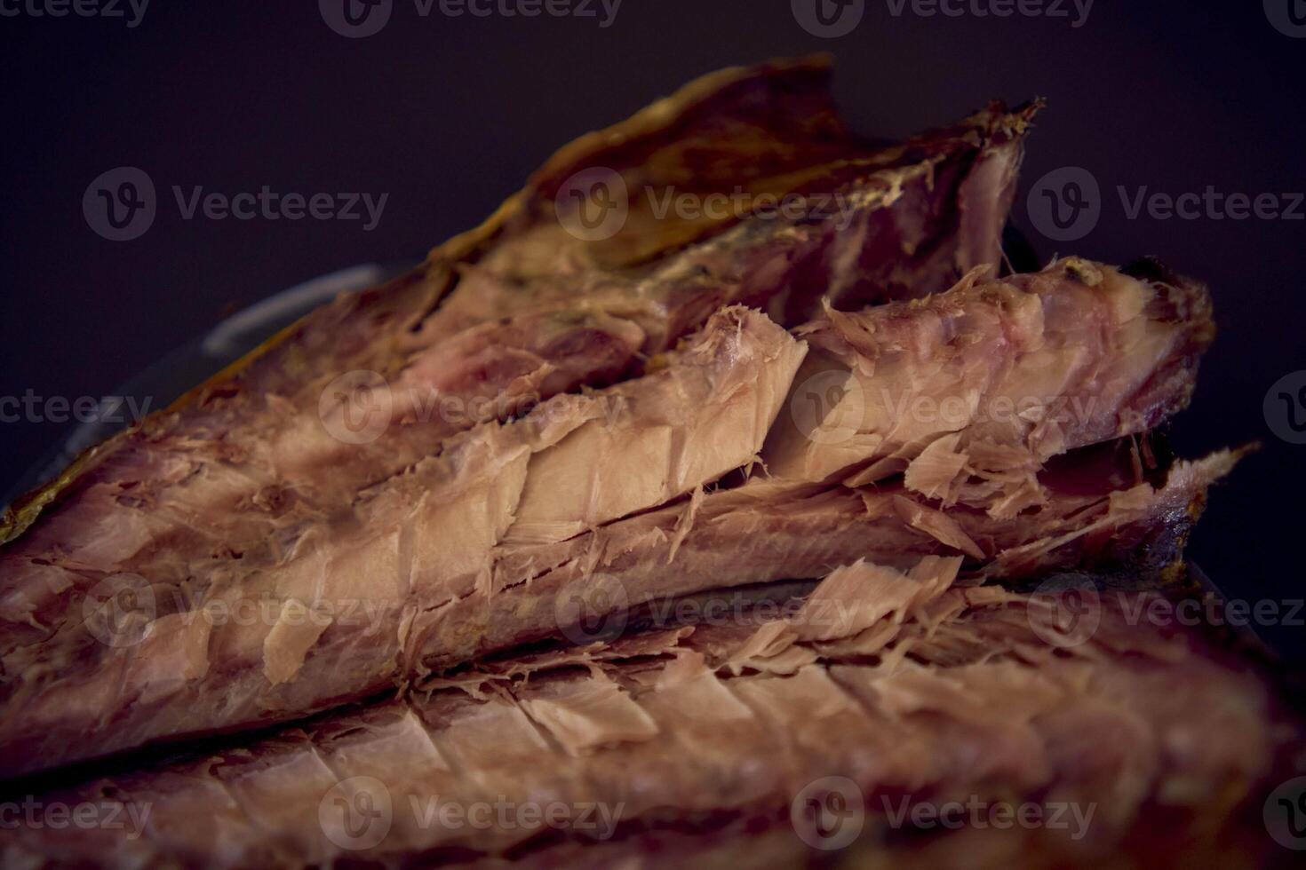 de werkwijze van ontleden heet gerookt gouden paard makreel met klein messen foto