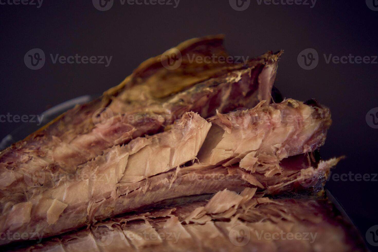 de werkwijze van ontleden heet gerookt gouden paard makreel met klein messen foto