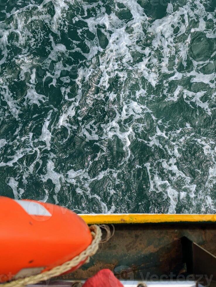 top visie van de reddingsboei en golven van de boot foto