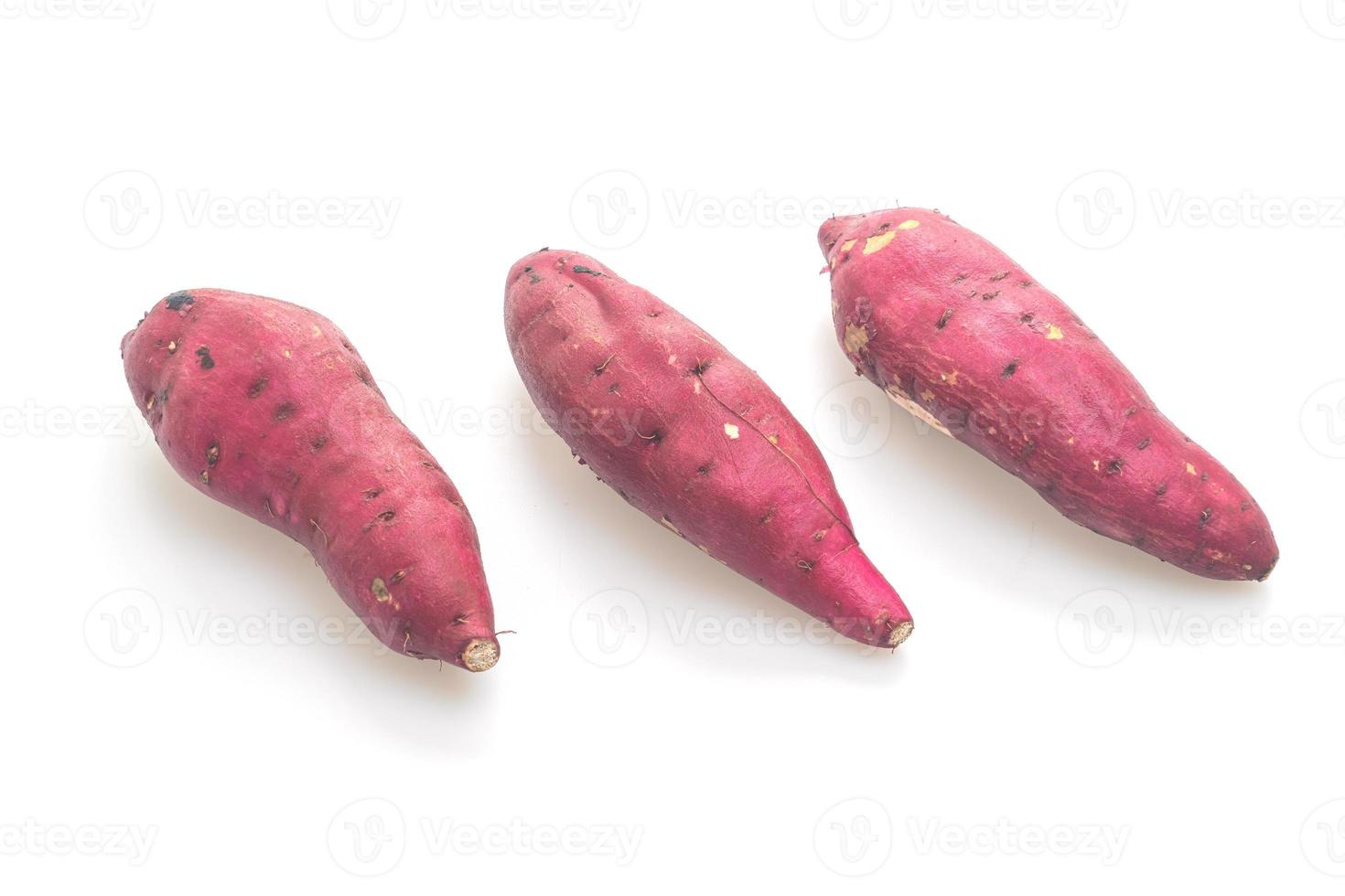 verse Japanse zoete aardappelen op witte achtergrond foto