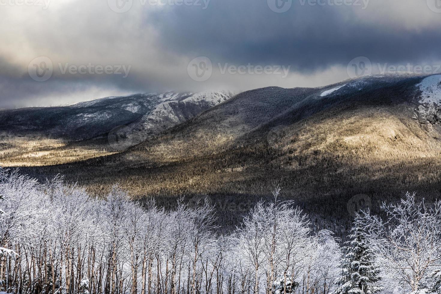 winterlandschap vanaf de top van de berg in canada, quebec foto