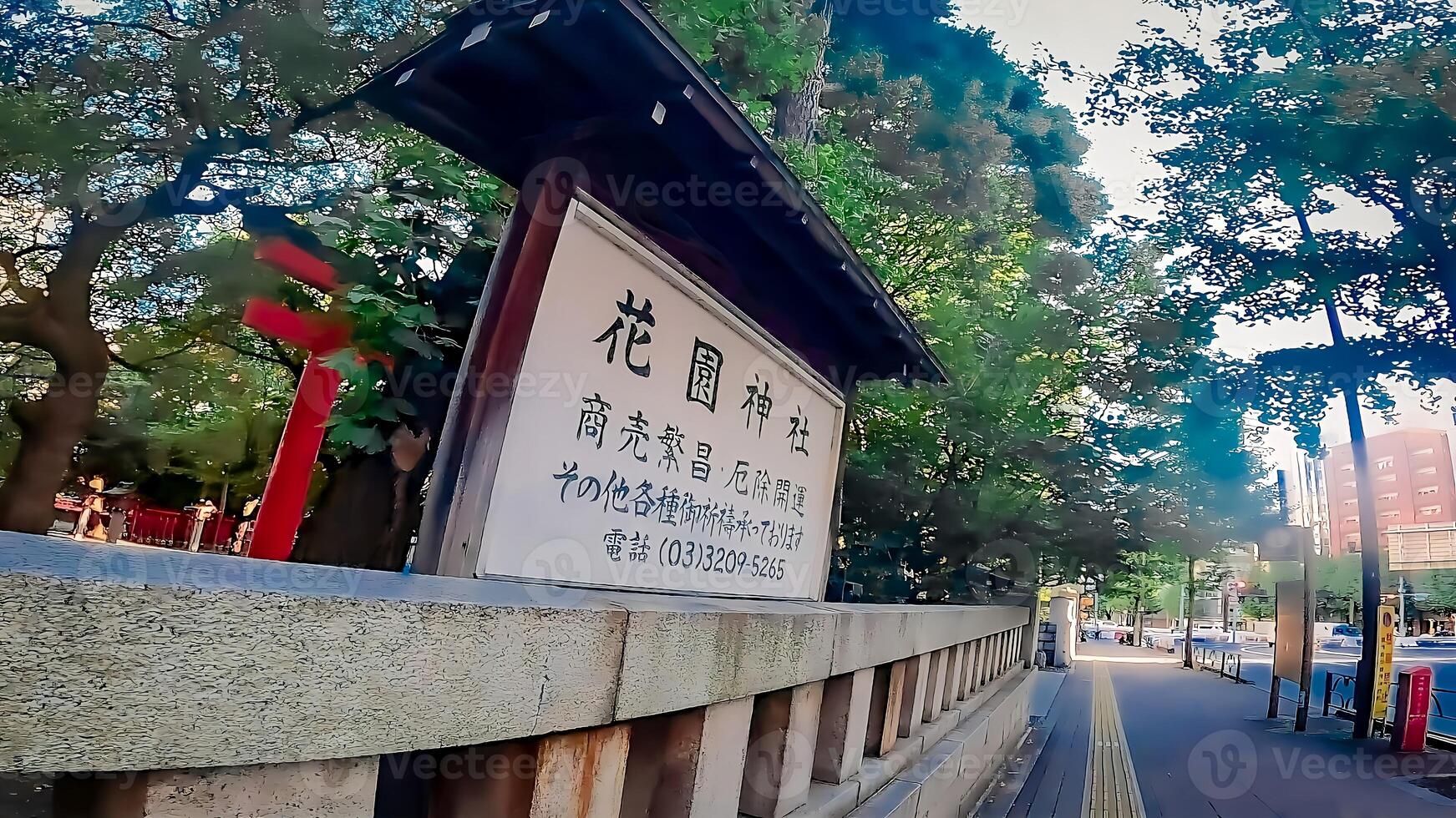 shinjuku, Tokio, Japan. hanazono altaar, een altaar staand in de midden- van de stad. het bestond in 1590, de jaar tokugawa ieyasu ingevoerde tokyo foto