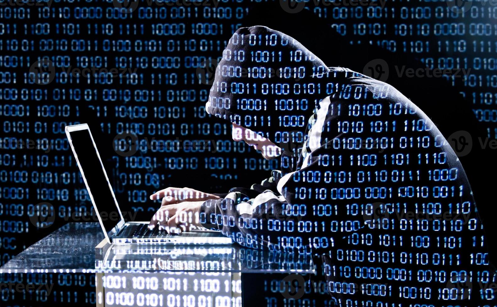hacker typt op een laptop foto