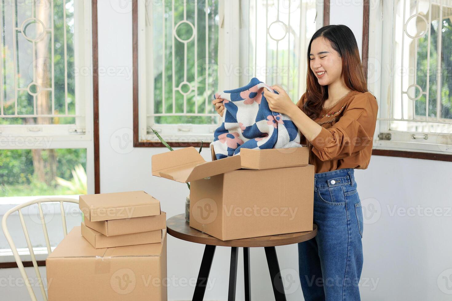 Aziatisch vrouw uitpakken Product van marktplaats met gelukkig gezicht. foto