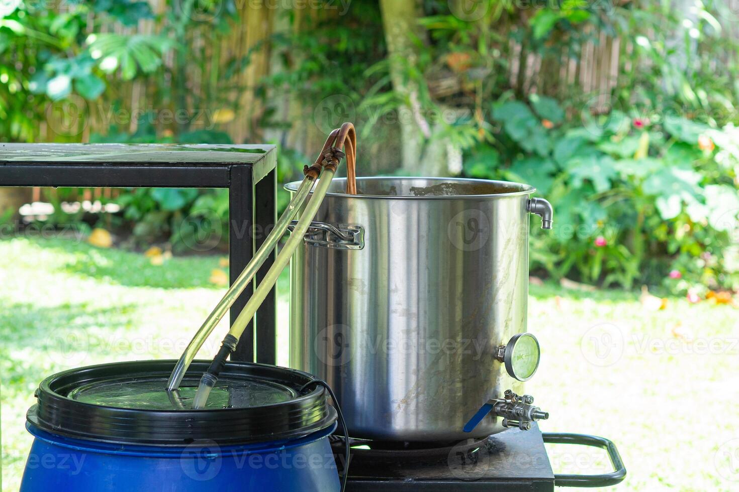 een koper onderdompeling warmte uitwisselaar is gebruikt in de ambacht bier werkwijze. selectief focus. thuis brouwen werkwijze foto