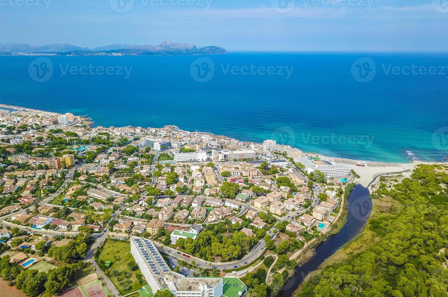 prachtige kust strand drone landschap panorama kan picafort mallorca spanje. foto