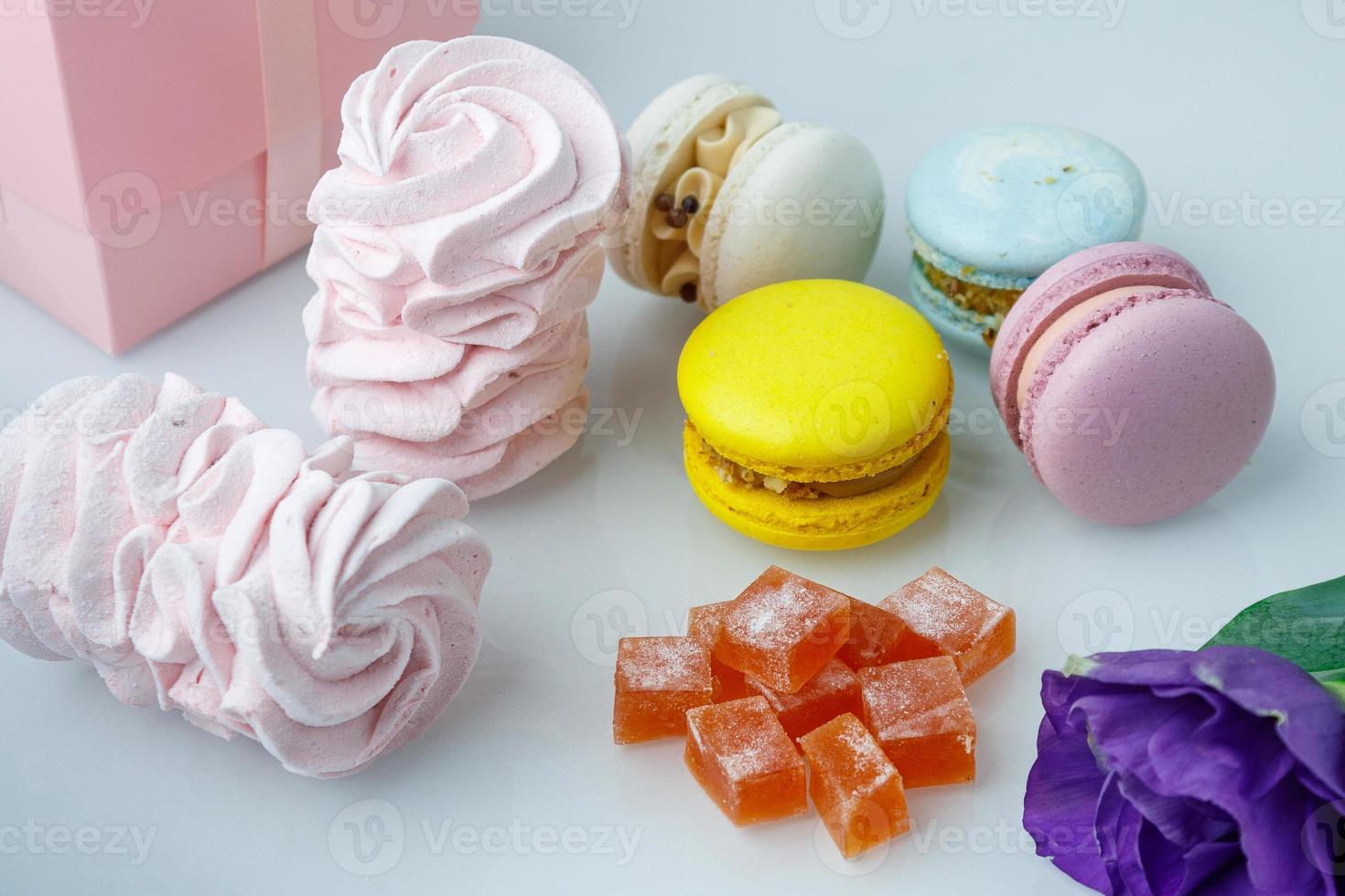 zelfgemaakte zoetigheden van natuurlijke producten macaron marshmallow en marmelade liggen op tafel foto