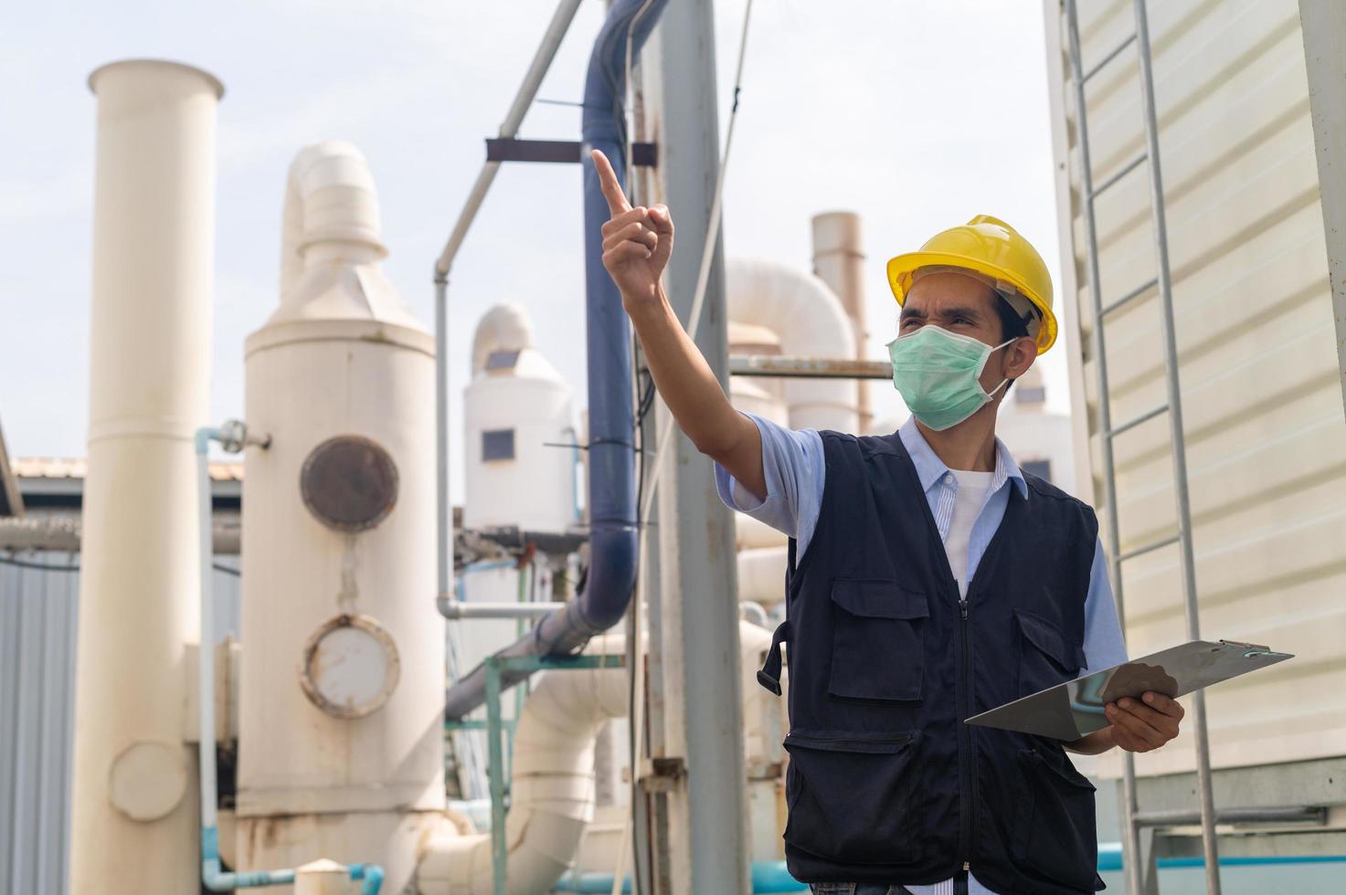 veiligheidsmanager die het elektriciteitscentralesysteem in de fabriek controleert foto