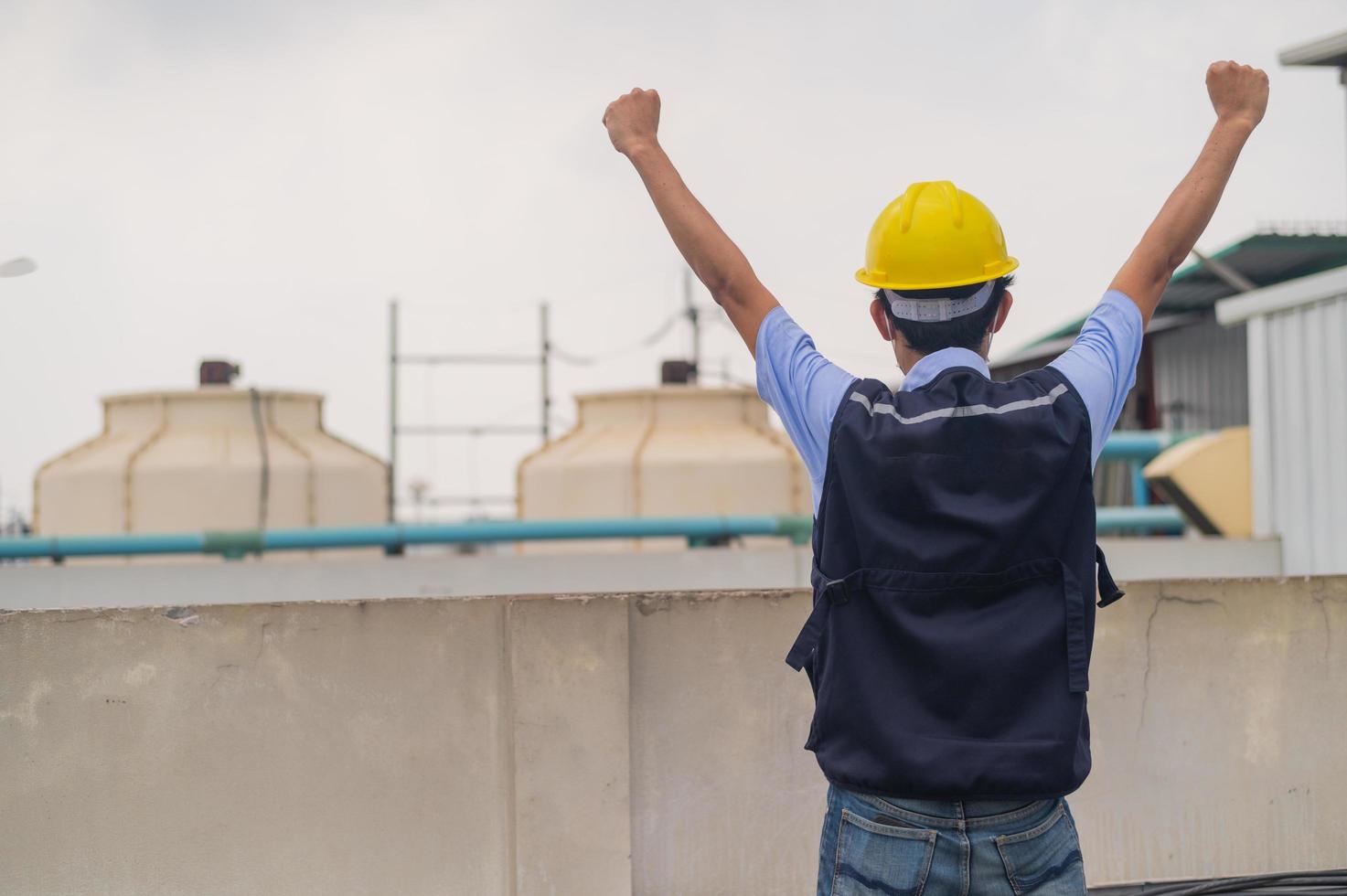 ingenieur die op het dak van het productiegebouw staat toont inzet en succes foto