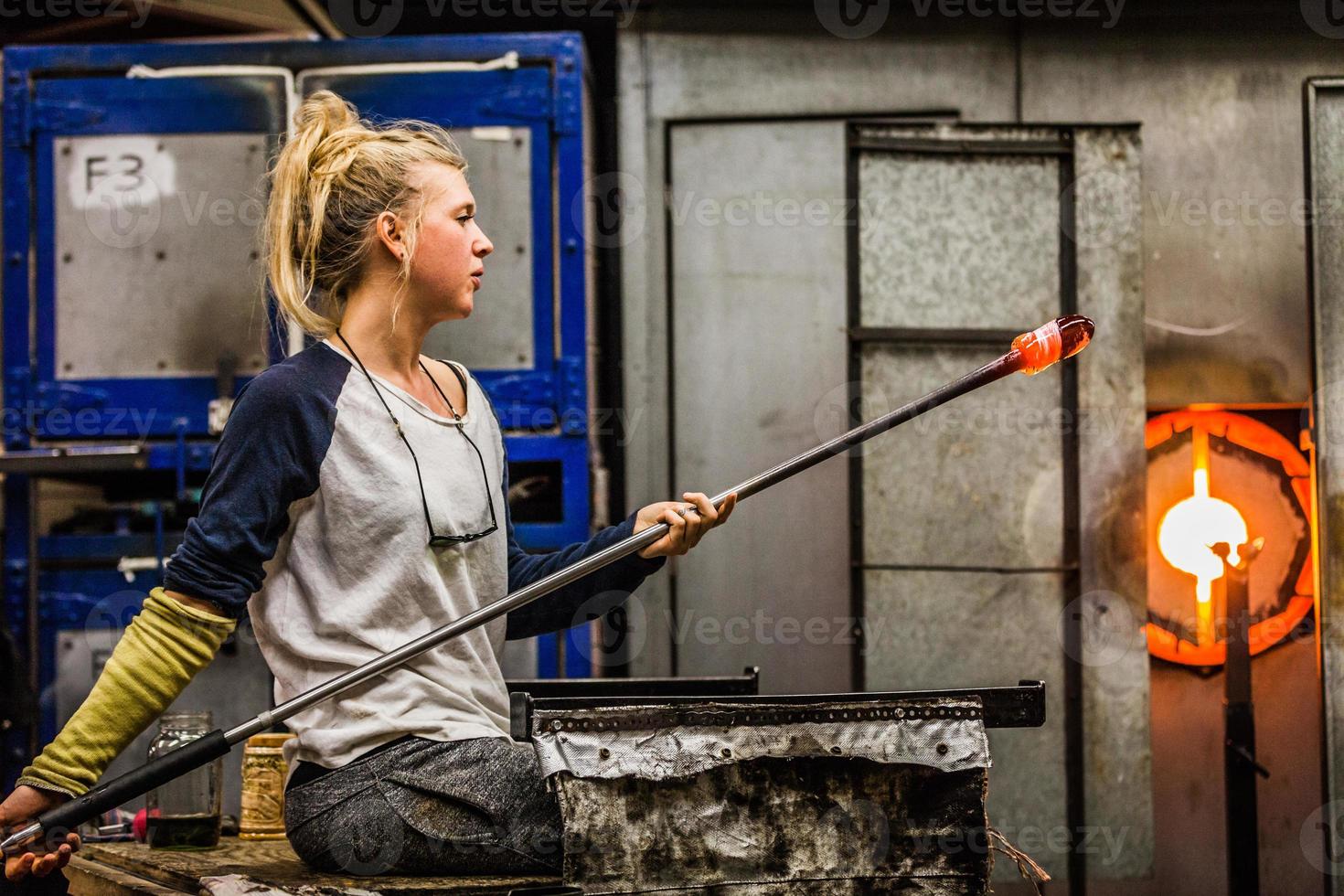 blazende glas professionele vrouw die aan een vaas werkt. foto