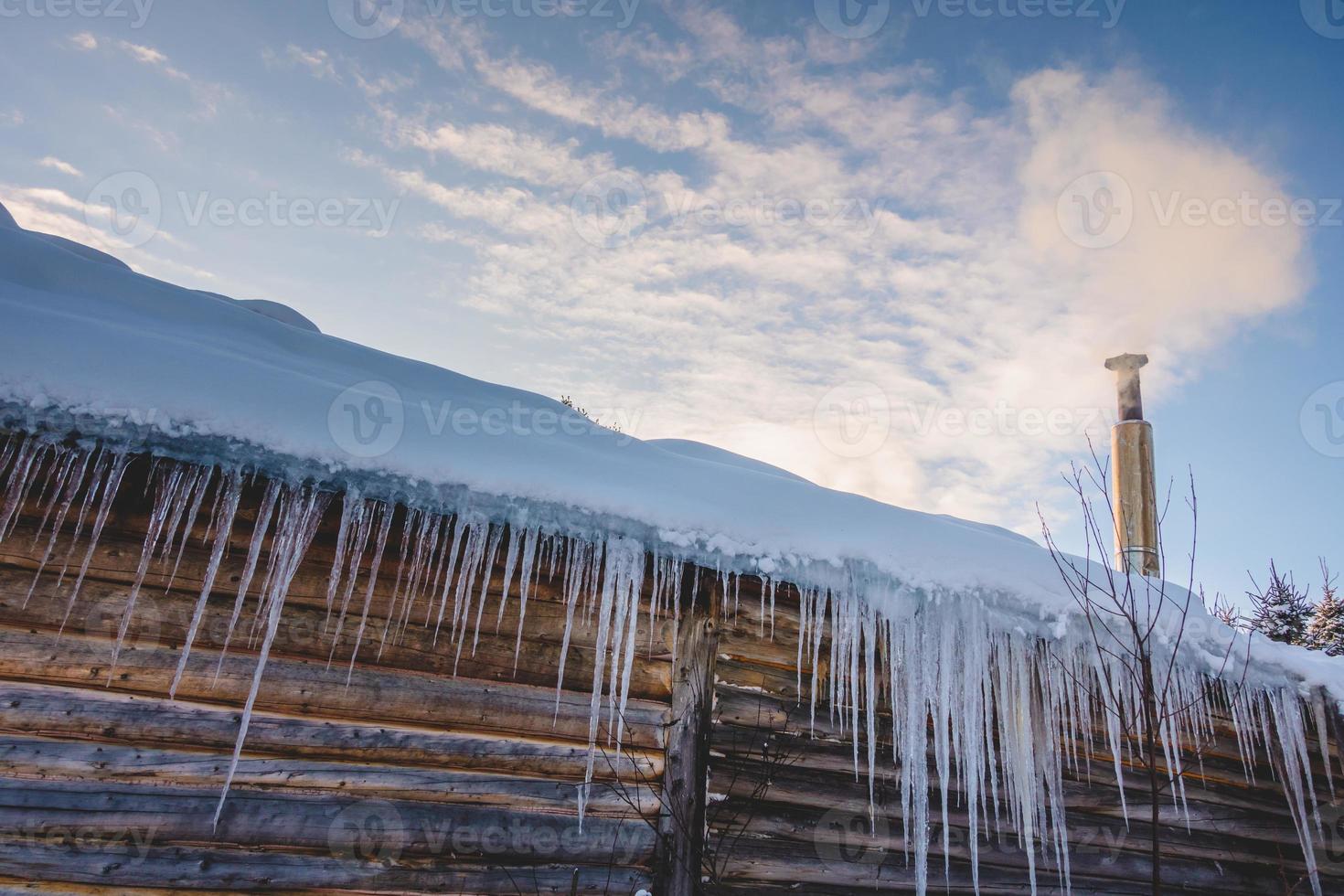 Canadese ronde log houten shack ijspegels foto