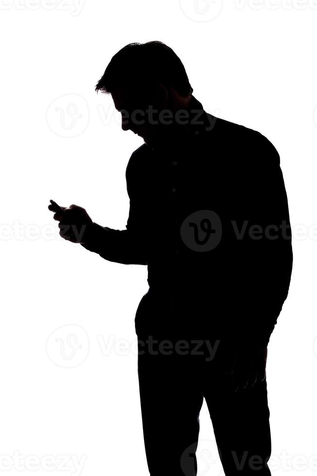 man sms't met één hand foto