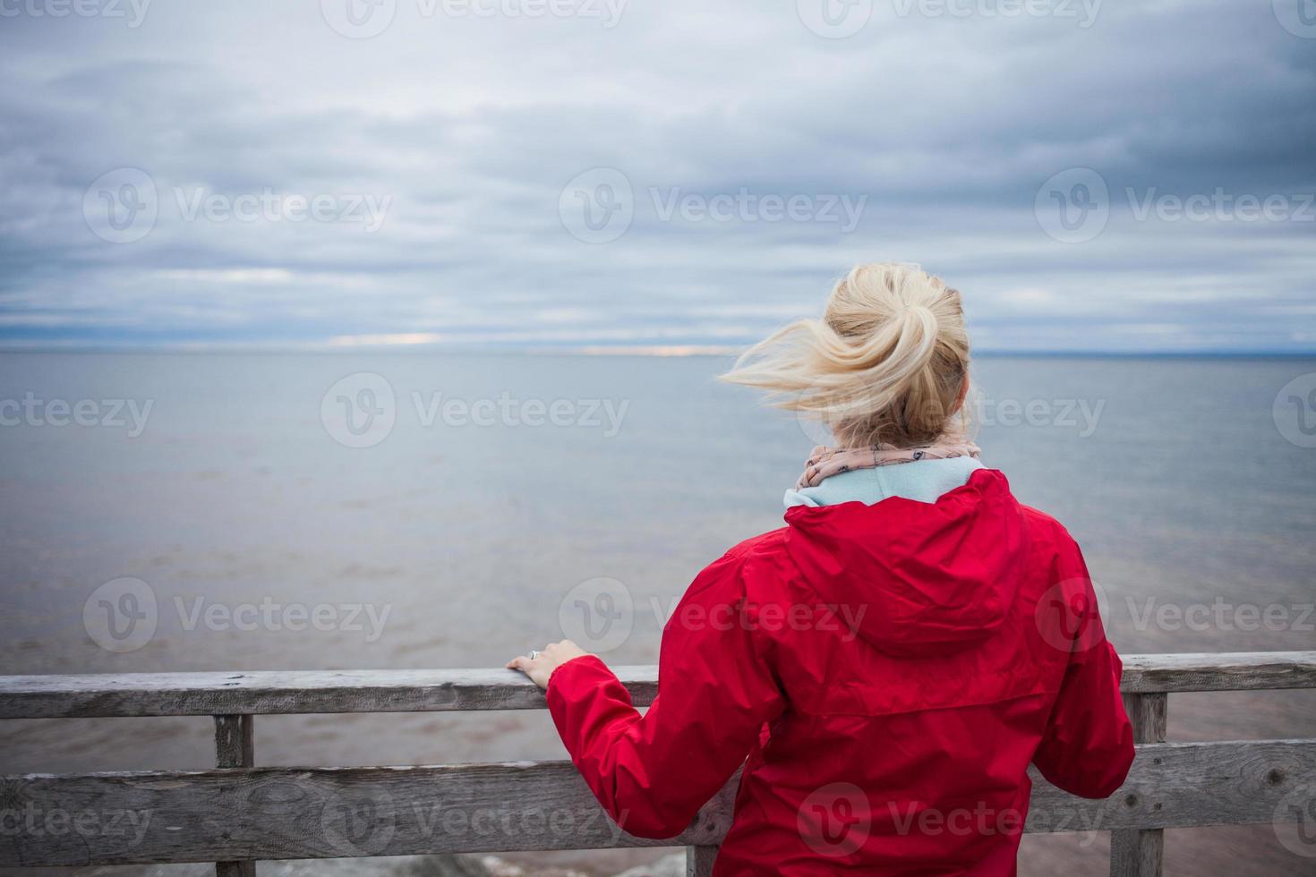 kijken naar de oceaan op een koude bewolkte herfstdag foto