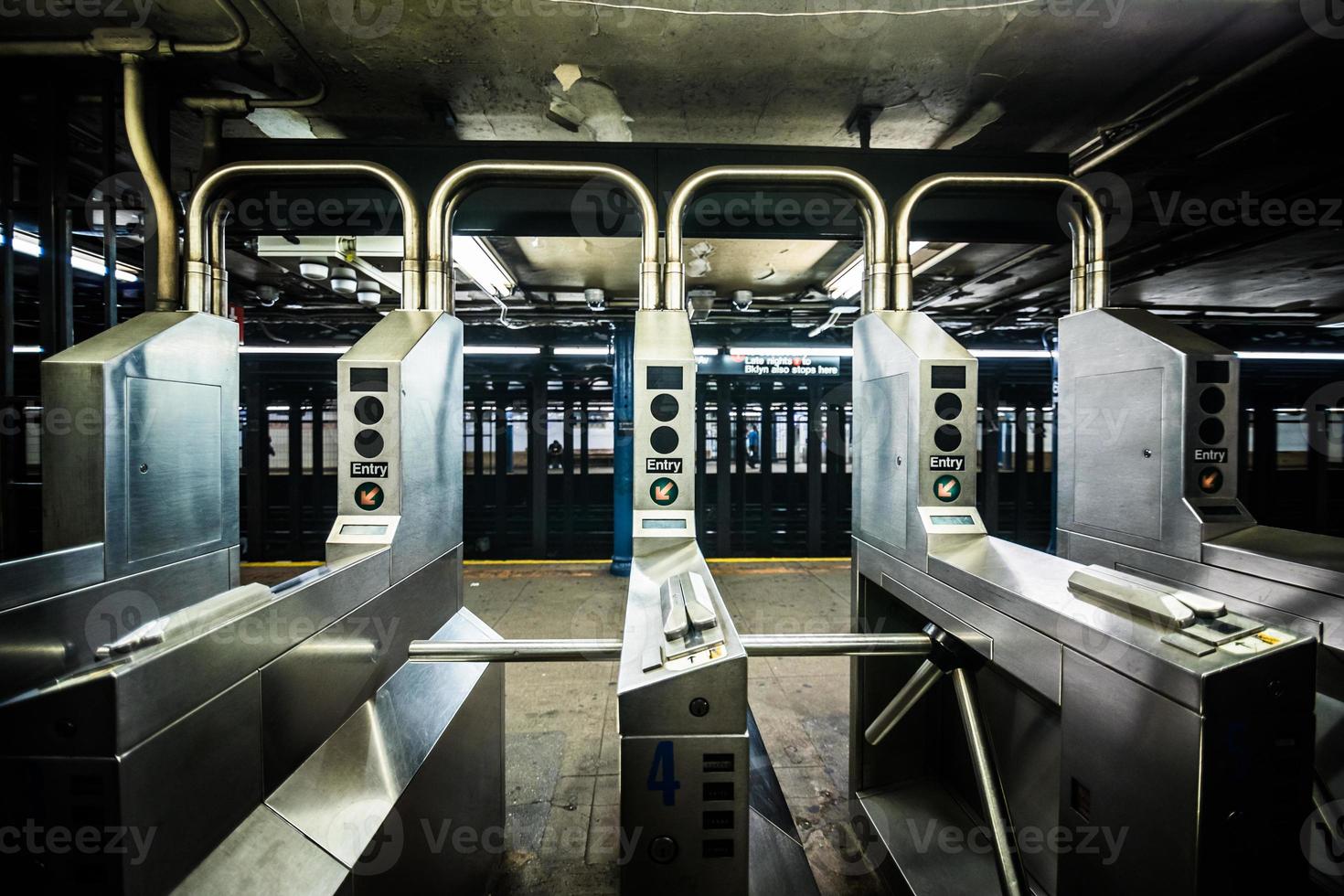 ondergrondse metro poorten in new york city online boom. foto