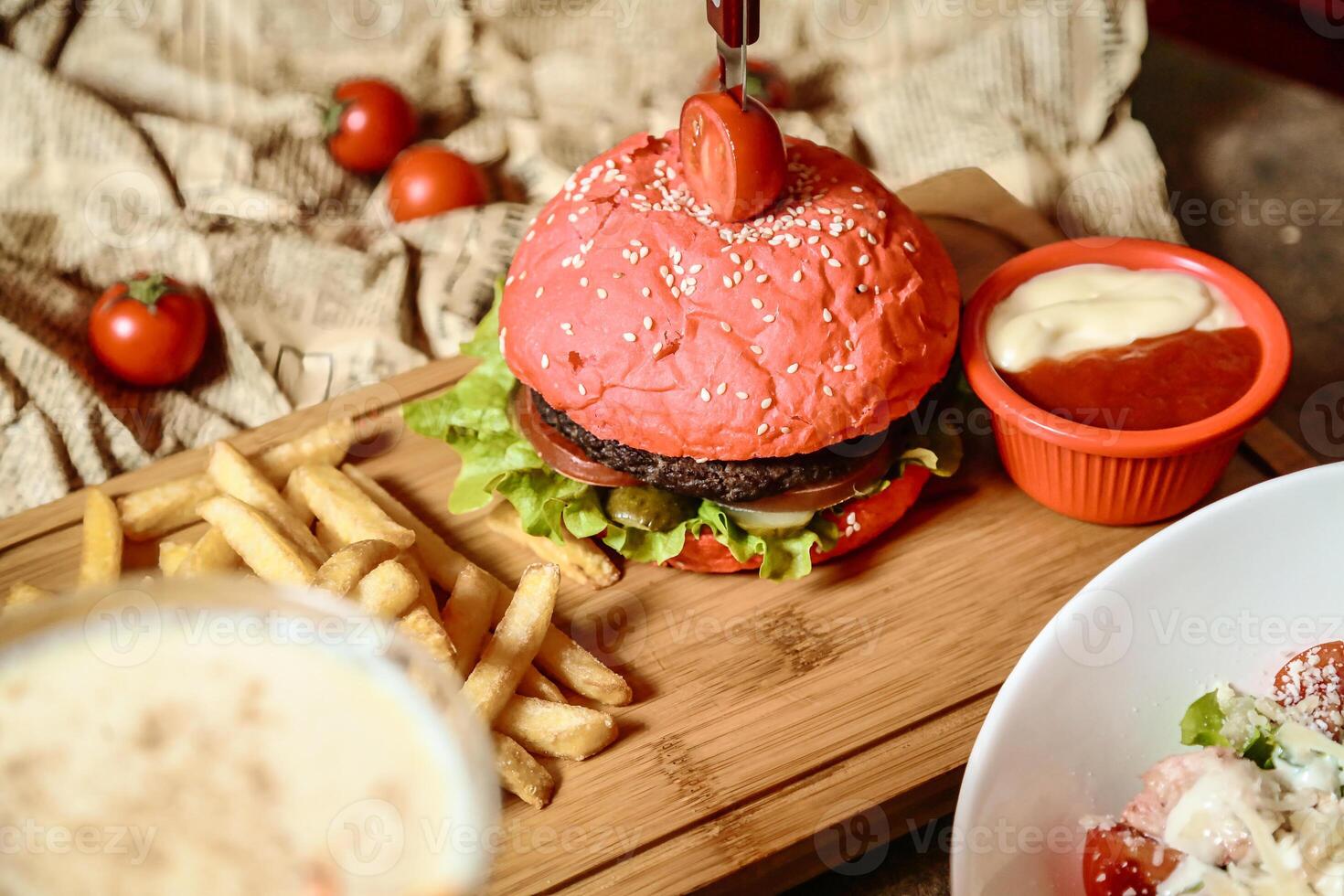 cheeseburger met hartvormig bun en kant van Patat foto