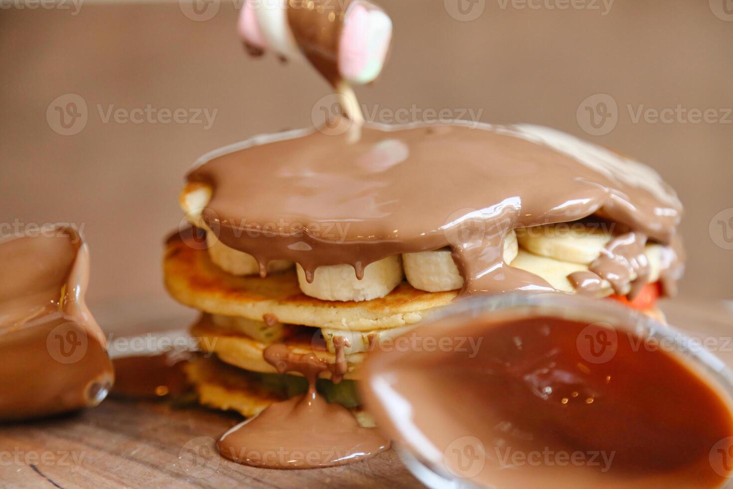 stack van pannekoeken gedekt in chocola glimmertjes foto