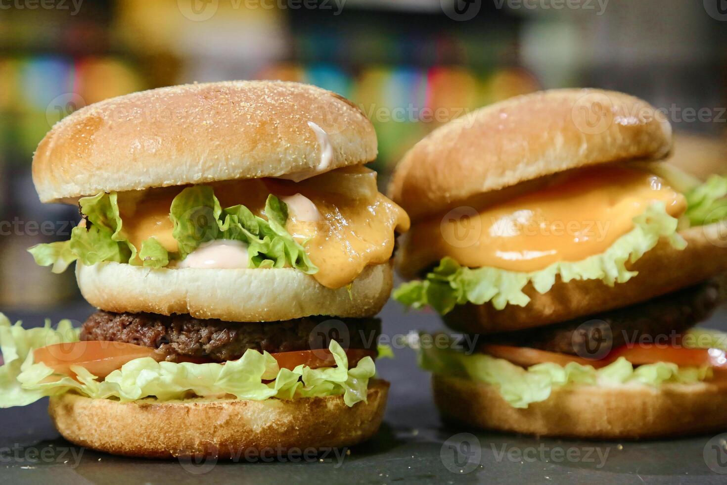 twee hamburgers resting Aan tafel foto