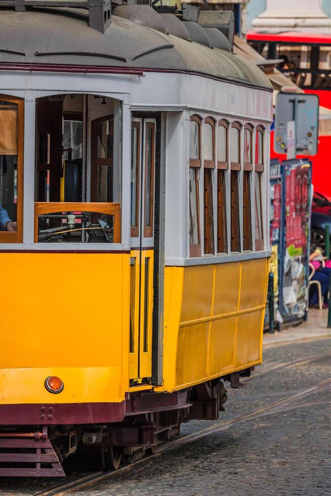 romantisch geel tram - hoofd symbool van Lissabon, Portugal foto