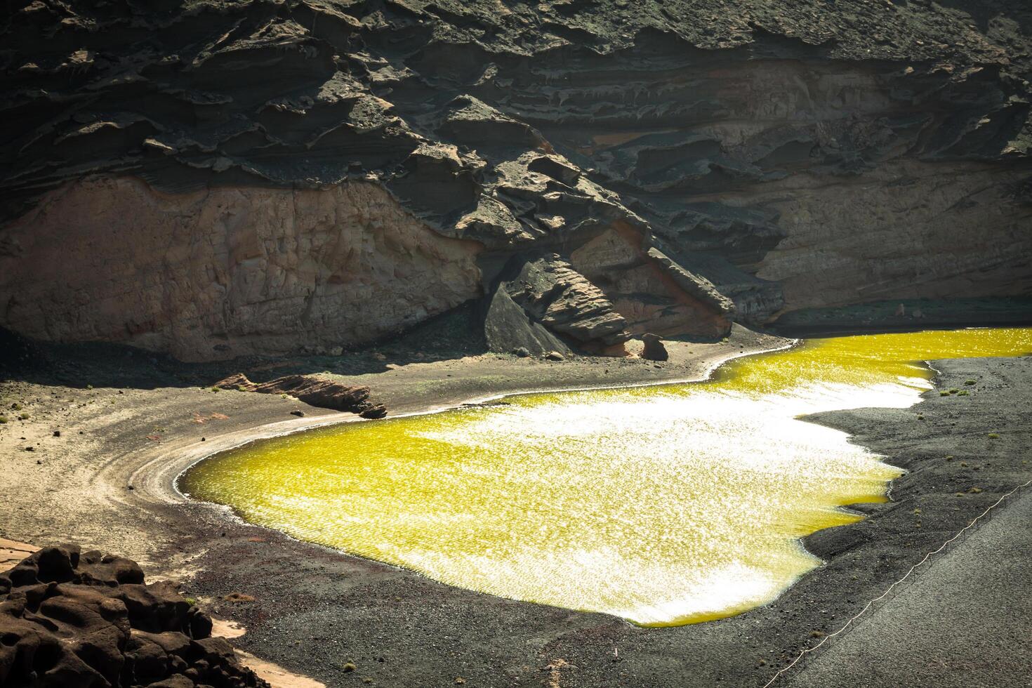 groen lagune Bij el golfo, lanzarote, kanarie eilanden, Spanje. foto