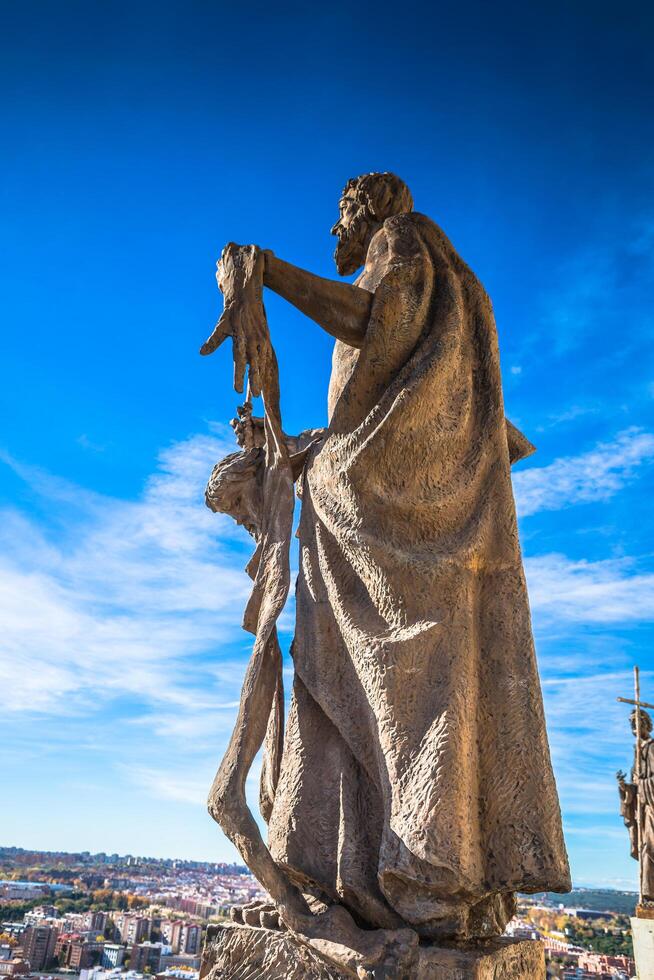 standbeeld Bij kathedraal van heilige Maria de Koninklijk van la almudena Madrid foto