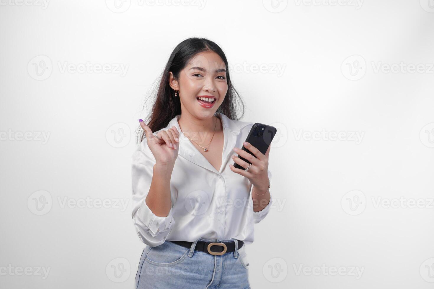 vrolijk Aziatisch vrouw trots tonen weinig vinger gedoopt in Purper inkt na stemmen voor president en parlement verkiezing terwijl links hand- Holding telefoon, uitdrukken opwinding en geluk foto