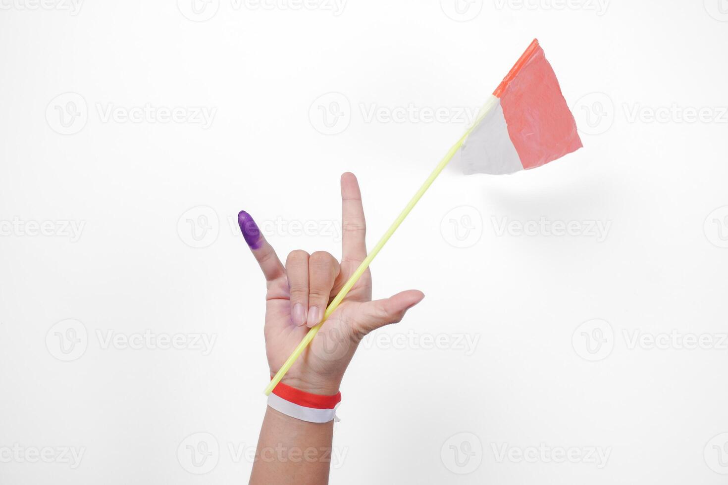 groep van hand- vervelend vlag lint Aan pols tonen weinig vinger gedoopt in Purper inkt na stemmen voor Indonesië verkiezing of pemilu terwijl Holding mini vlag, geïsoleerd over- wit achtergrond foto