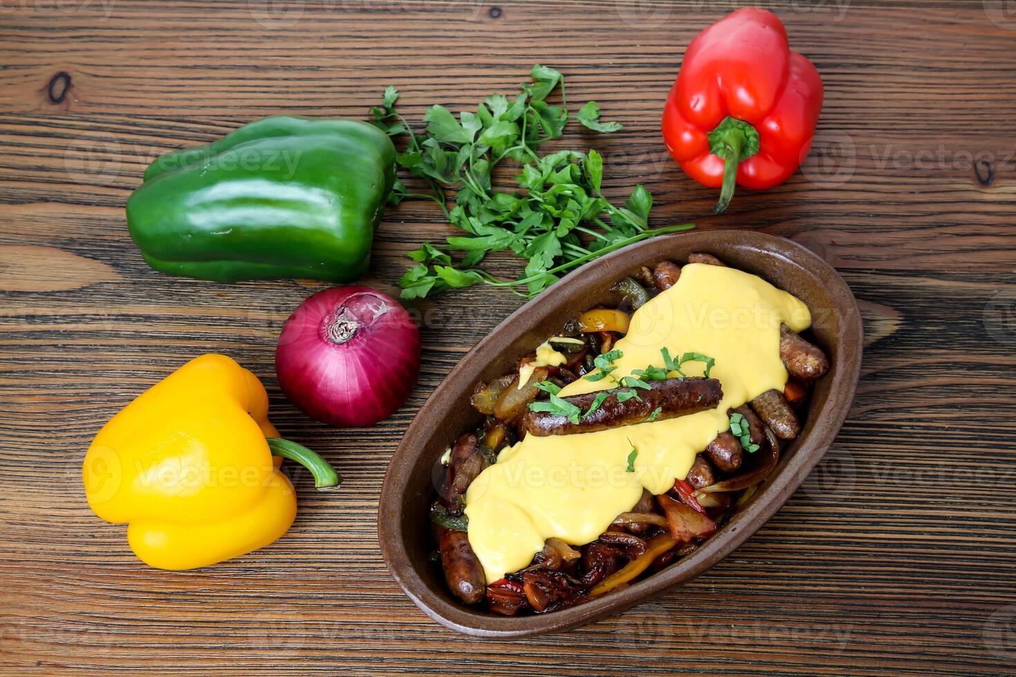 worst en kaas schotel met klok peper, ui en koriander geserveerd in schotel geïsoleerd Aan tafel top visie van Arabisch voedsel foto